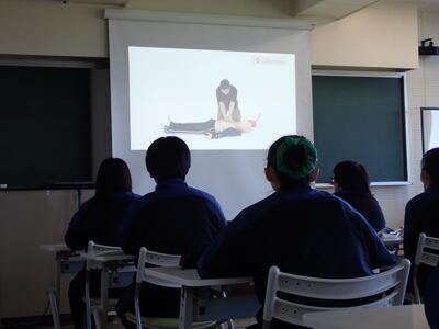まずはＤＶＤで基本を学びました。